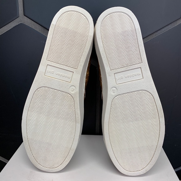 Madden Girl Lovin Champagne Gold Slip Ons Youth - Picture 5 of 6